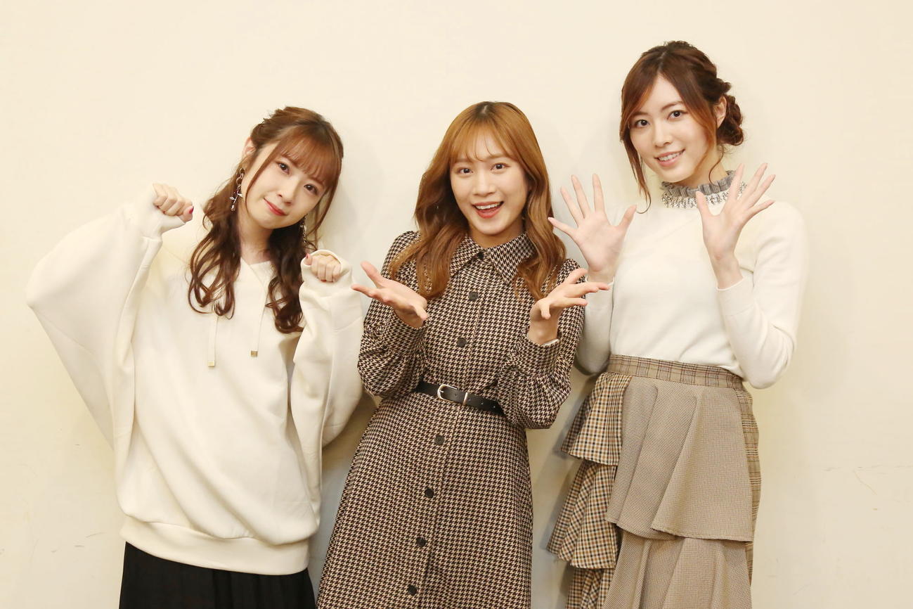 卒業コンサート開催を発表したSKE48の高柳明音（左）と松井珠理奈（右）。中央は斉藤真木子（C）2021 Zest,Inc.