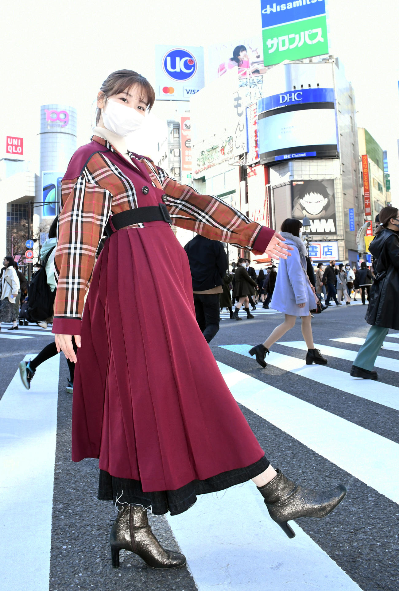 7年5カ月ぶりのソロシングル「CAN YOU WALK WITH ME？？」の発売日に渋谷を歩くAKB48柏木由紀