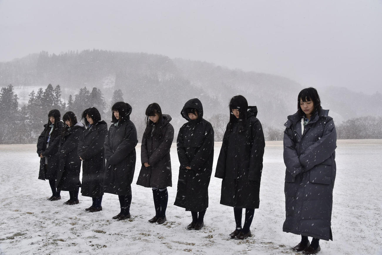 15年3月11日、岩手・宮古市で黙とうするAKB48グループメンバー（C）AKB48