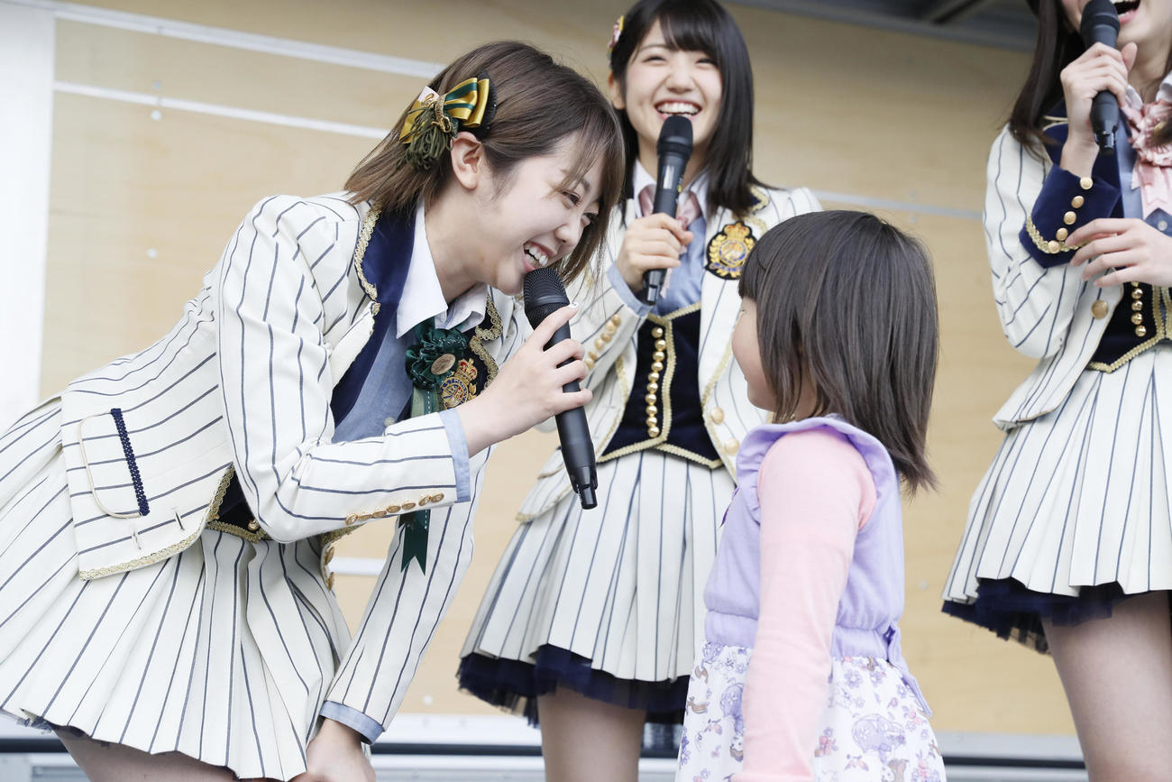 16年11月20日、岩手・大船渡市で子どもと交流するAKB48峯岸みなみ（C）AKB48