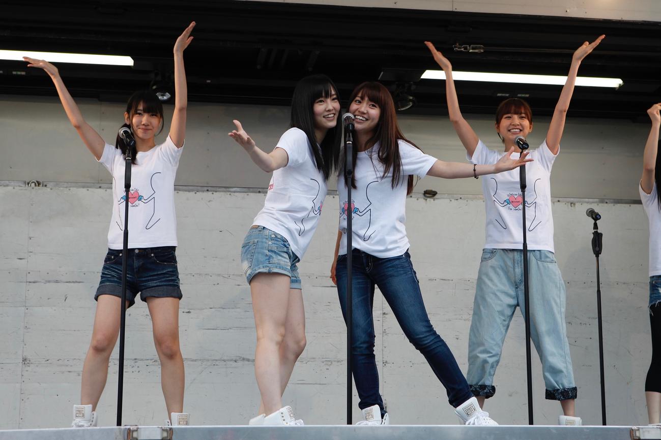 11年5月22日、岩手・大槌町と山田町を訪れた、左から柏木由紀、山本彩、大島優子、篠田麻里子（C）AKB48