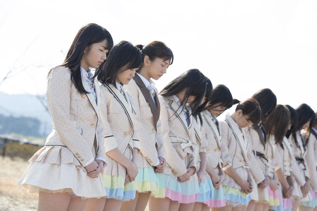 14年3月11日、福島・南相馬市で黙とうする横山由依（左端）らAKB48グループメンバー（C）AKB48