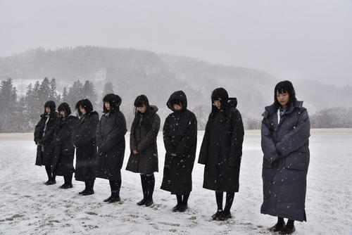 15年3月11日、岩手・宮古市で黙とうするAKB48グループメンバー(C)AKB48