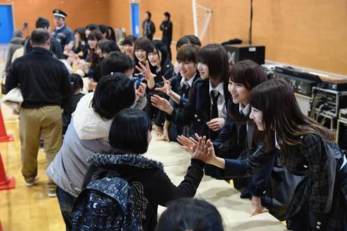 17年3月4日、福島・広野町で交流する柏木由紀(右端)らAKB48グループメンバー(C)AKB48