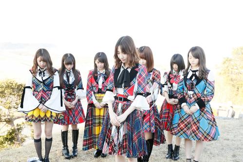 18年3月4日、福島・南相馬市で黙とうするAKB48グループメンバー（C）AKB48