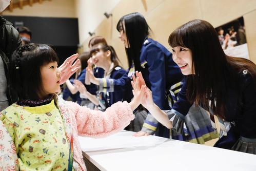 19年3月2日、岩手・大槌町で交流する柏木由紀（C）AKB48