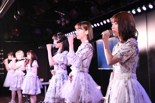 「掌が語ること」を歌う横山由依(右端)柏木由紀(右から2人目)らAKB48メンバー(C)AKB48