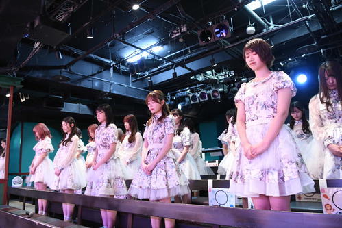 黙とうする佐藤朱(右端)らAKB48メンバー(C)AKB48