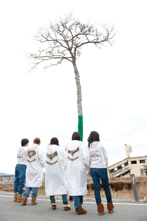 11年11月13日、岩手・陸前高田市の「奇跡の一本松」を前にするAKB48メンバー(C)AKB48