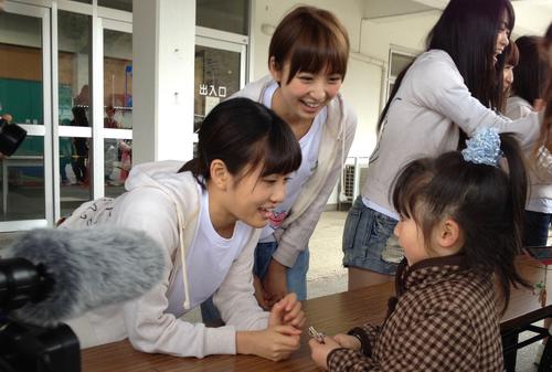 12年4月22日、岩手・釜石市を訪れ子どもと交流する前田敦子（左）と篠田麻里子（C）AKB48