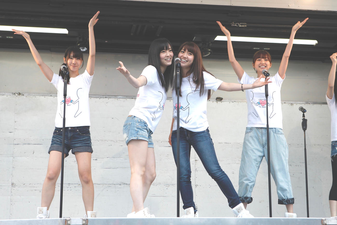 11年5月22日、岩手・大槌町と山田町を訪れた、左から柏木由紀、山本彩、大島優子、篠田麻里子　（C）AKB48