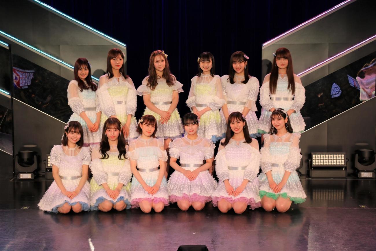 新シングルの「つばめ選抜」に選出されたHKT48の、前列左から渕上舞、栗原紗英、坂本愛玲菜、田中美久、坂口理子、松岡菜摘、後列左から本村碧唯、森保まどか、村重杏奈、松岡はな、田島芽瑠、神志那結衣（C）Mercury
