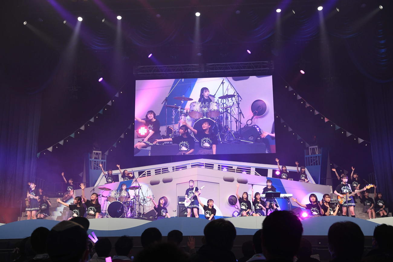 4周年コンサートの昼公演でバンドユニット「青い向日葵」の演奏で歌うSTU48（C）STU