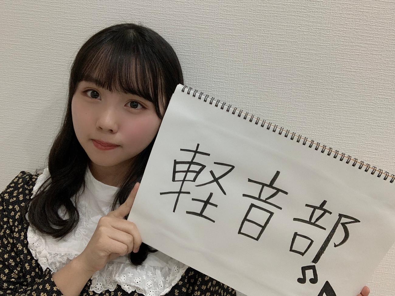 「目指せ公認！！◯◯部を作りたい！！」第2回紙上プレゼン大会で「軽音部」をアピールする古舘葵（c）Flora