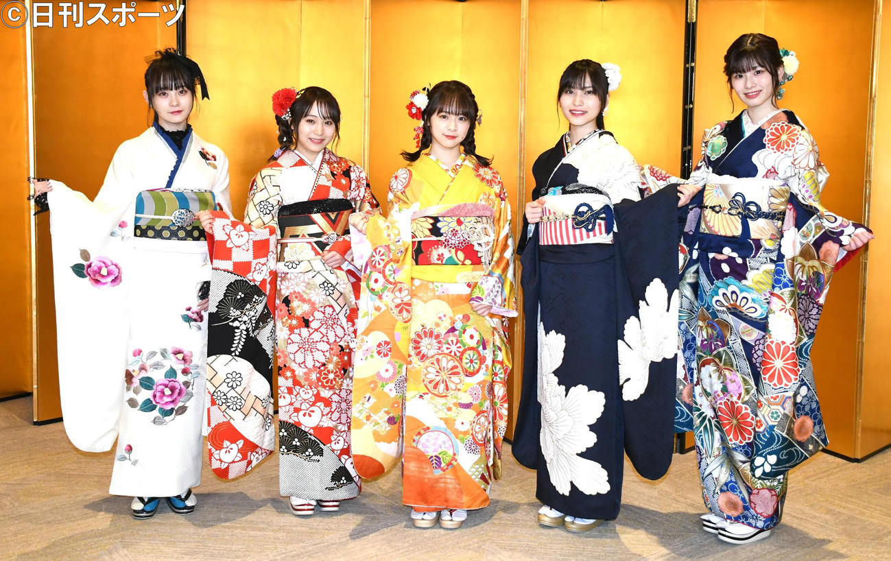 AKB48新成人メンバー成人式で取材に応じた、左から横山結衣、坂口渚沙、倉野尾成美、福岡聖菜、浅井七海（撮影・大友陽平）