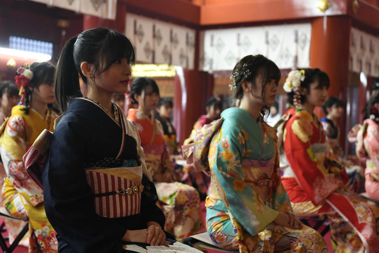成人式を行い祈祷を受けるAKB48新成人メンバー（C）AKB48