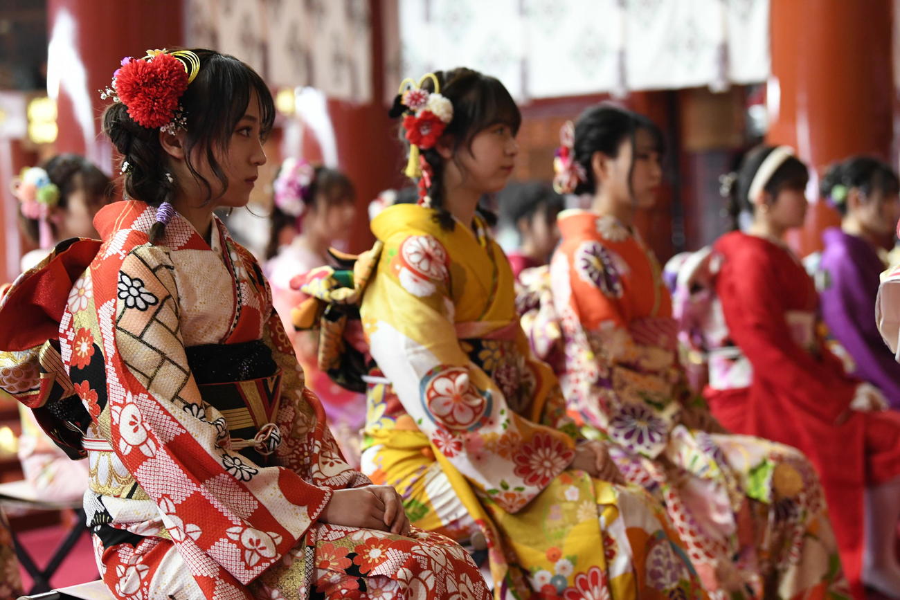 成人式を行い祈祷を受けるAKB48新成人メンバー