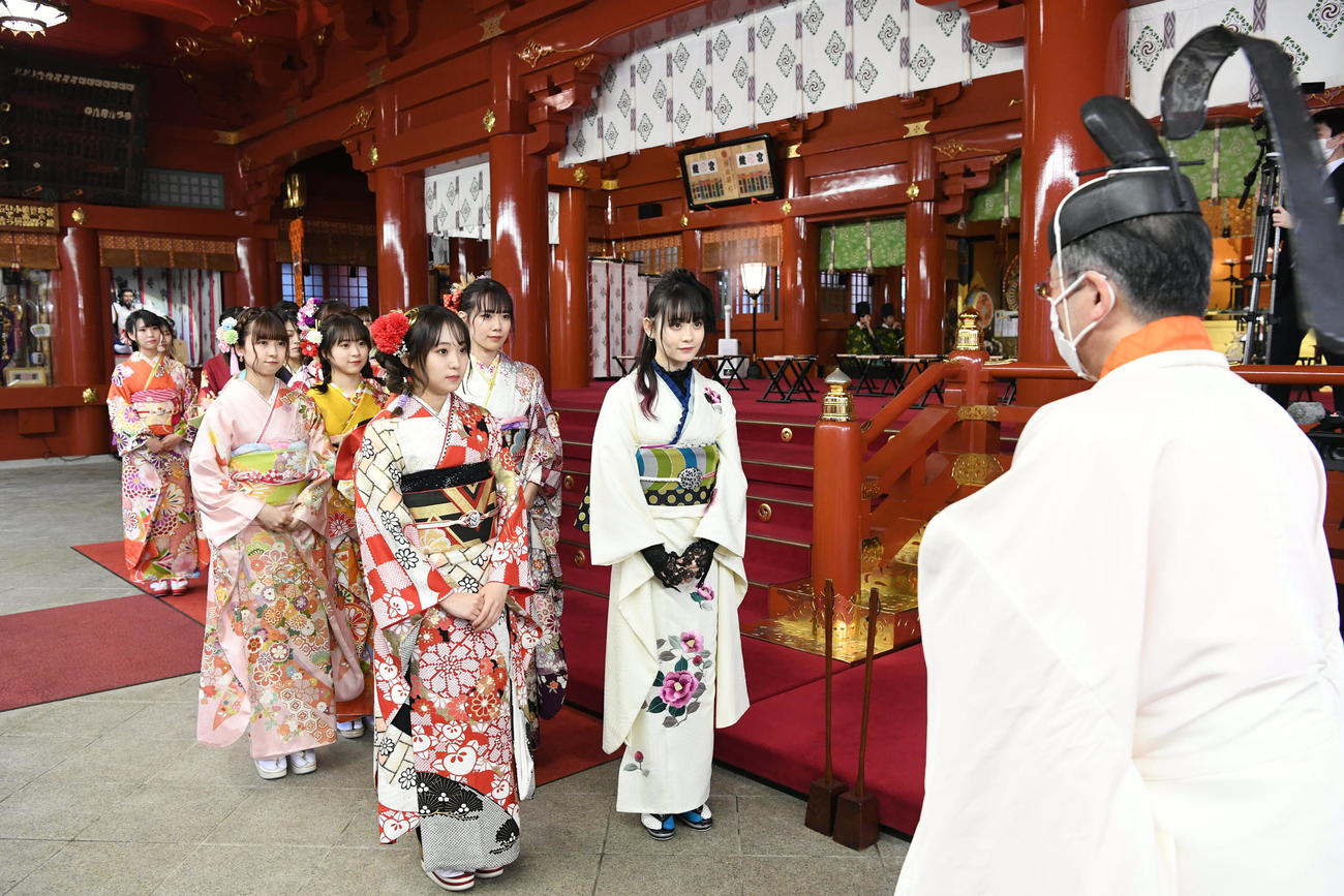 成人式を行い祈祷を受けるAKB48新成人メンバー
