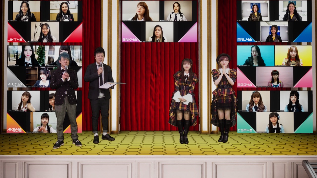 「AKB48 Group Asia Festival 2021 ONLINE」開催会見を行ったAKB48向井地美音（右から2人目）と岡田奈々（右端）。左は司会のバッドボーイズ