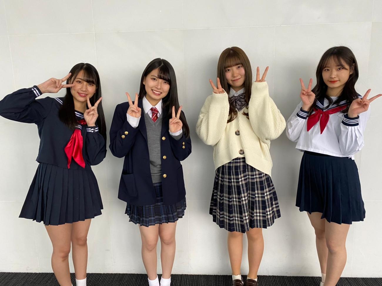 今春に高校を卒業し最後？　の制服姿を見せるNGT48の左から富永夢有、三村妃乃、小熊倫実、諸橋姫向