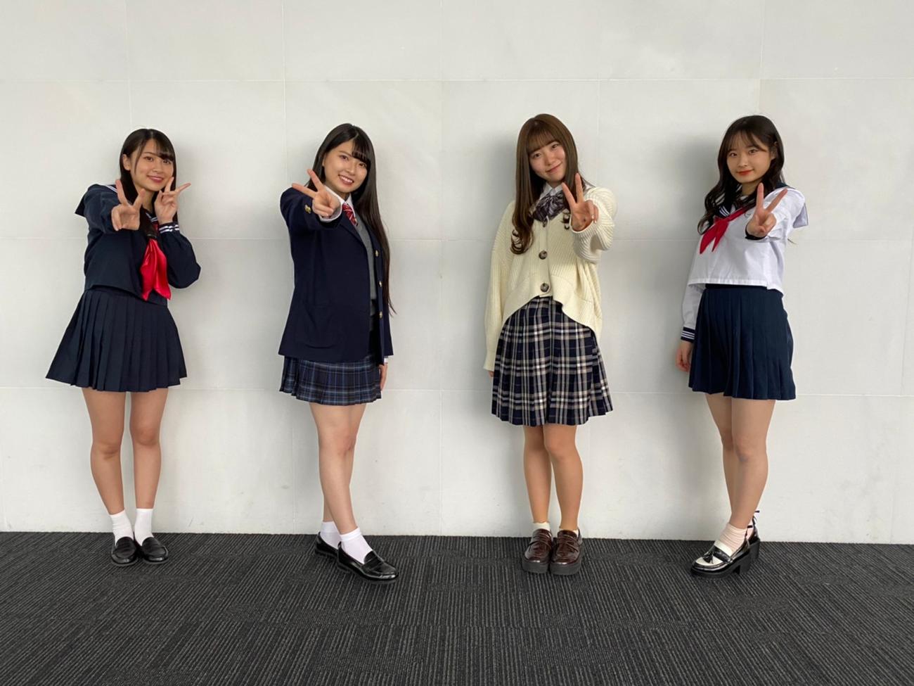 今春に高校を卒業し最後？　の制服姿を見せるNGT48の左から富永夢有、三村妃乃、小熊倫実、諸橋姫向