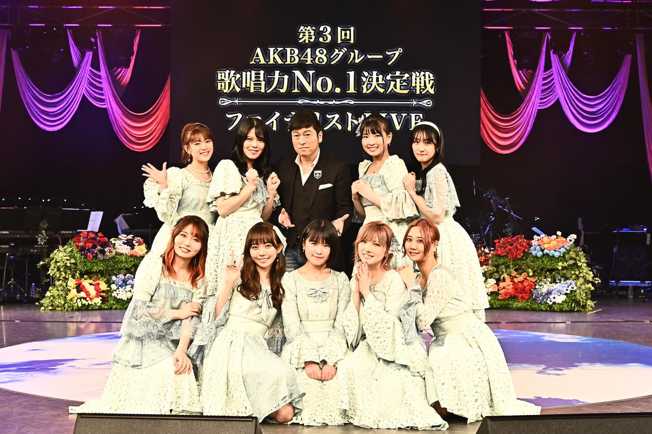 「第3回AKB48グループ歌唱力 No． 1決定戦　ファイナリストLIVE」を行った、前列左から秋吉優花、野島樺乃、池田裕楽、岡田奈々、古畑奈和、後列左から山内鈴蘭、矢野帆夏、ゴスペラーズ黒沢薫、三村妃乃、山崎亜美瑠