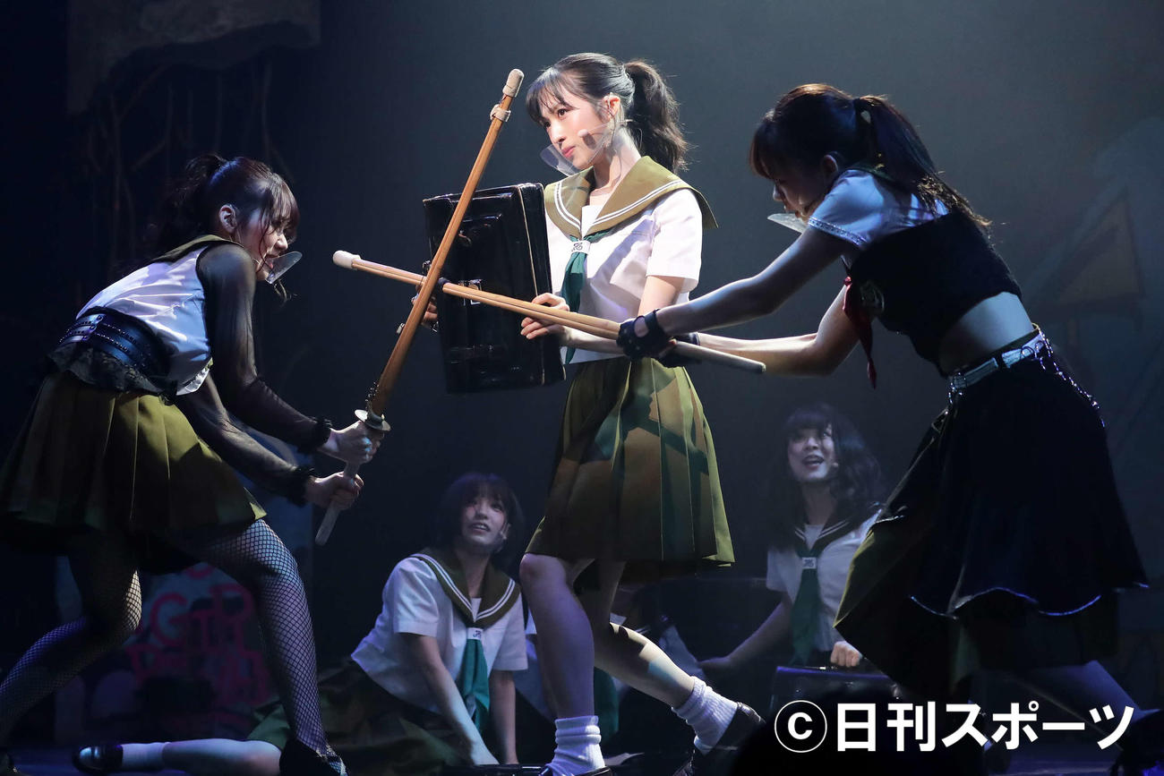 乱闘シーンを熱演する小栗有以（撮影・丹羽敏通）