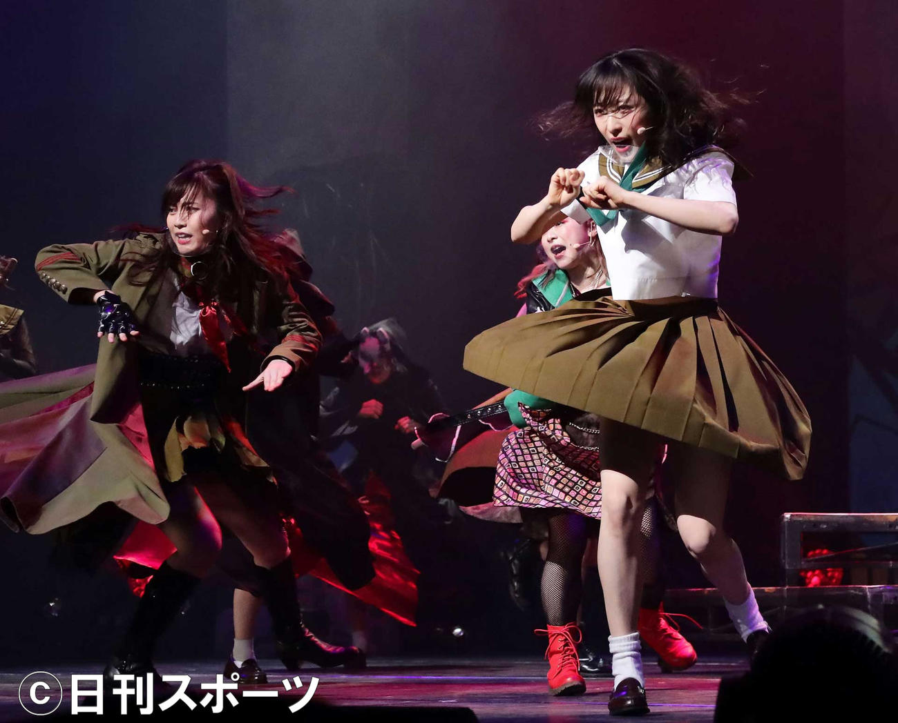 激しい踊りを披露する、岡部麟（左）、小栗有以（撮影・丹羽敏通）