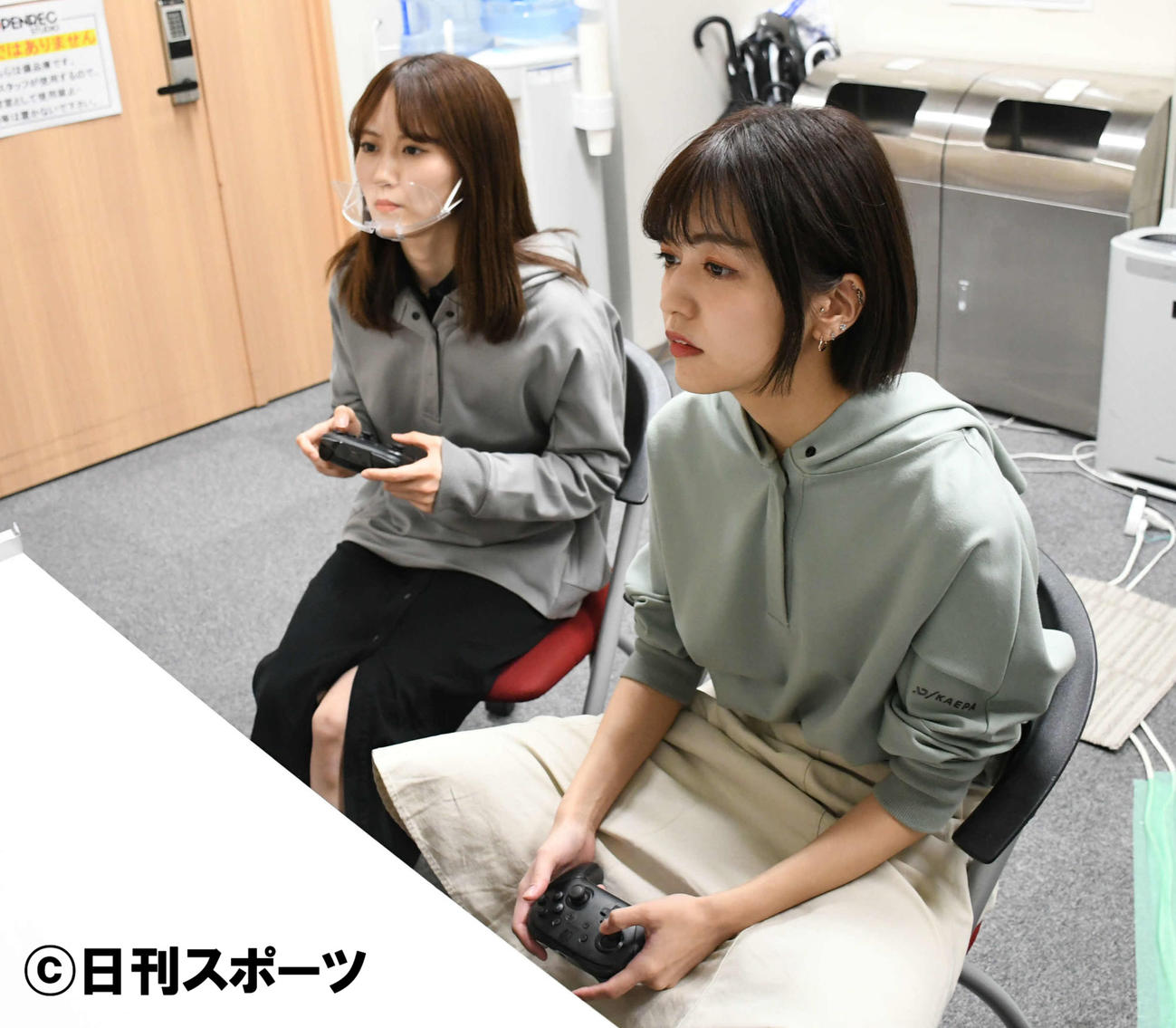 試合前にNGT48西潟茉莉奈（左）と中村歩加は2人で練習に励む（撮影・大友陽平）