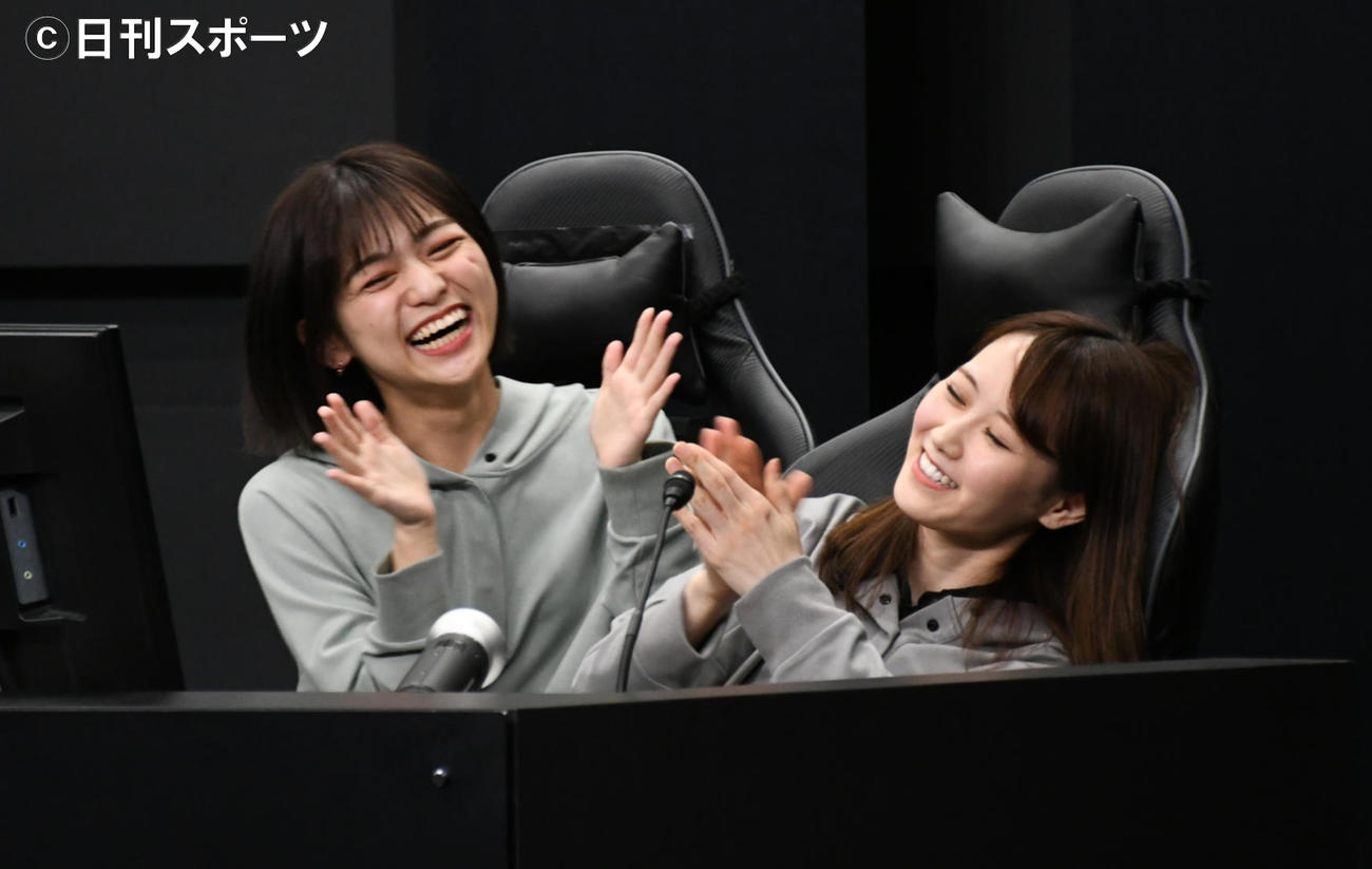 1回戦で勝利し安堵（あんど）の表情を見せる中村歩加（左）と西潟茉莉奈（撮影・大友陽平）