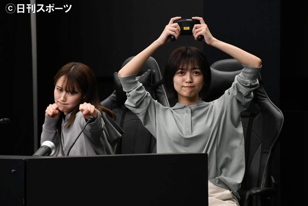 準決勝に臨む前にポーズを決める西潟茉莉奈（左）と中村歩加（撮影・大友陽平）