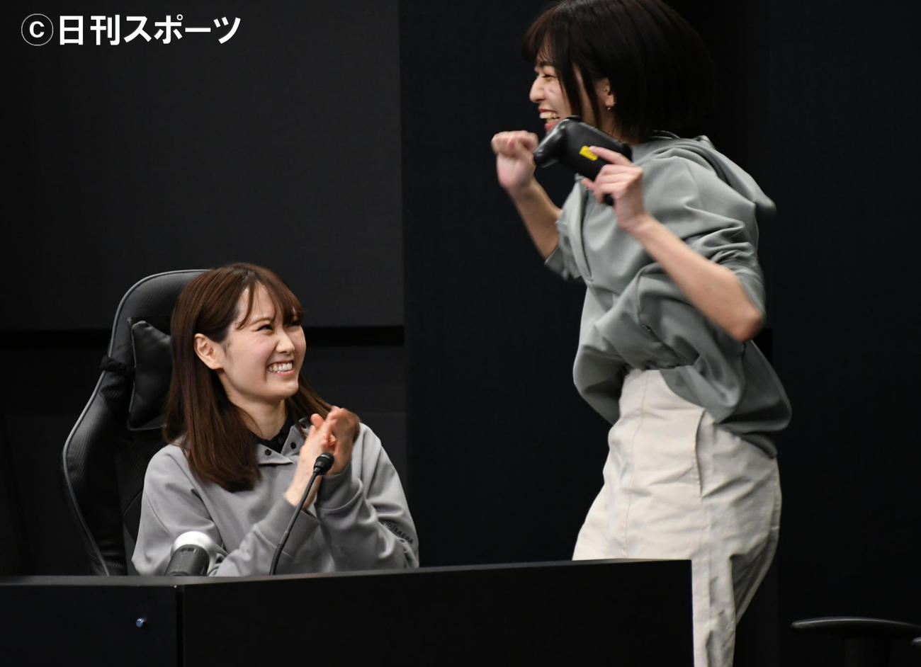 準決勝で“カエル積み”作戦で相手を返り討ちし喜ぶ西潟茉莉奈（左）と中村歩加（撮影・大友陽平）