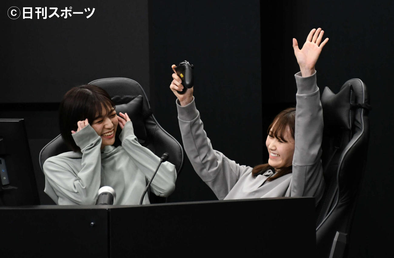 3位決定戦で敗退し崩れ落ちる中村歩加（左）と西潟茉莉奈（撮影・大友陽平）