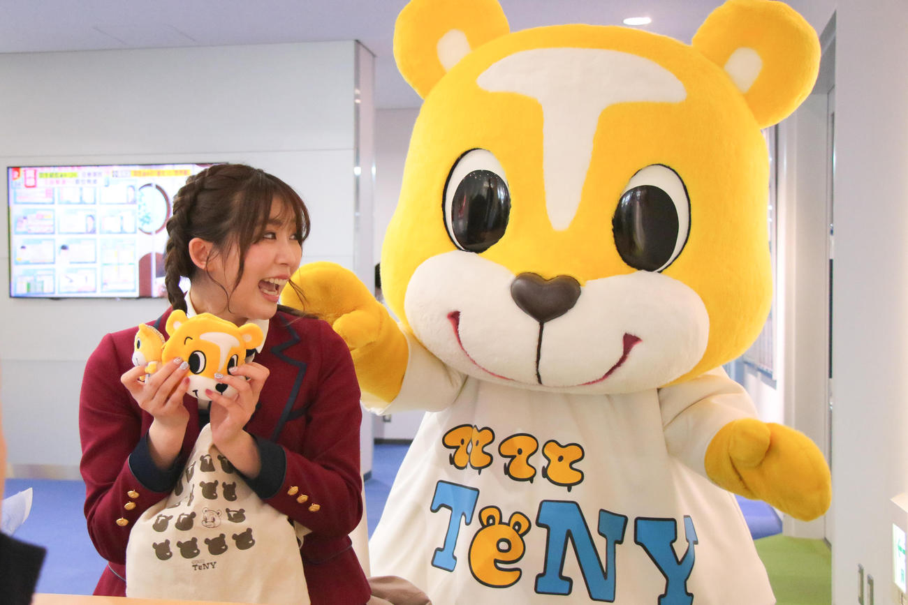 NGT48奈良未遥にサプライズを仕掛けるてっと君（C）Flora