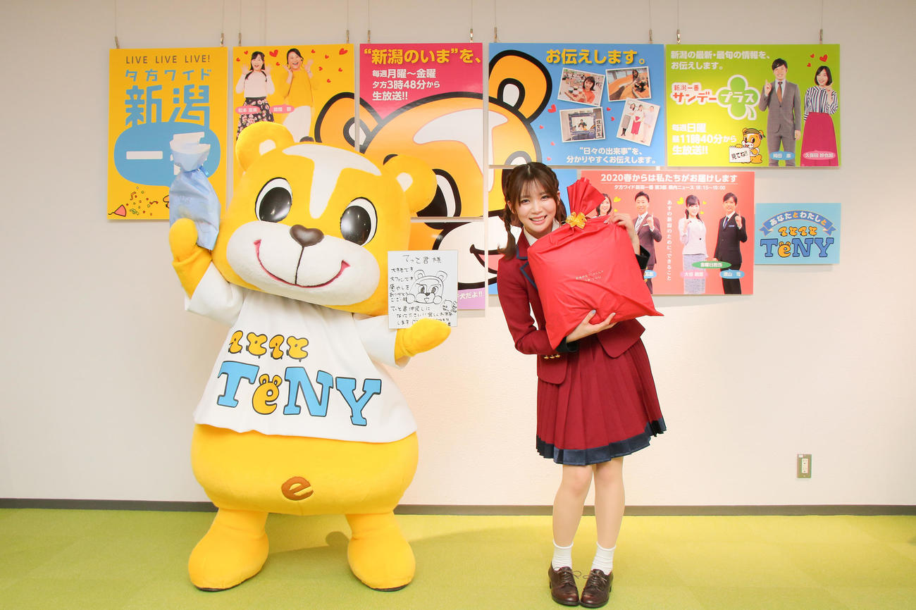てっと君（左）から誕生日を祝福され笑顔の奈良未遥（C）Flora