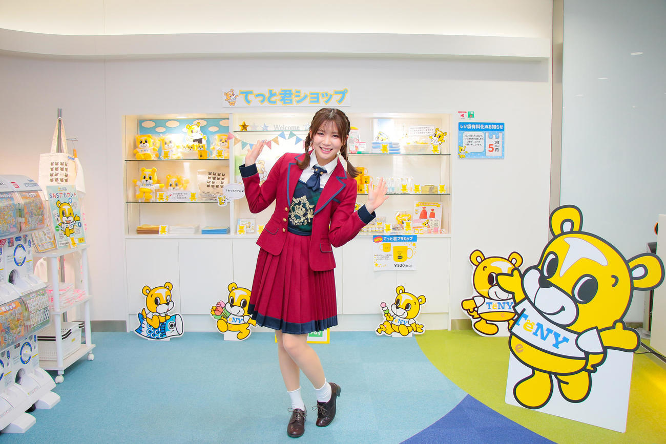 TeNYテレビ新潟内のショップでポーズ（C）Flora