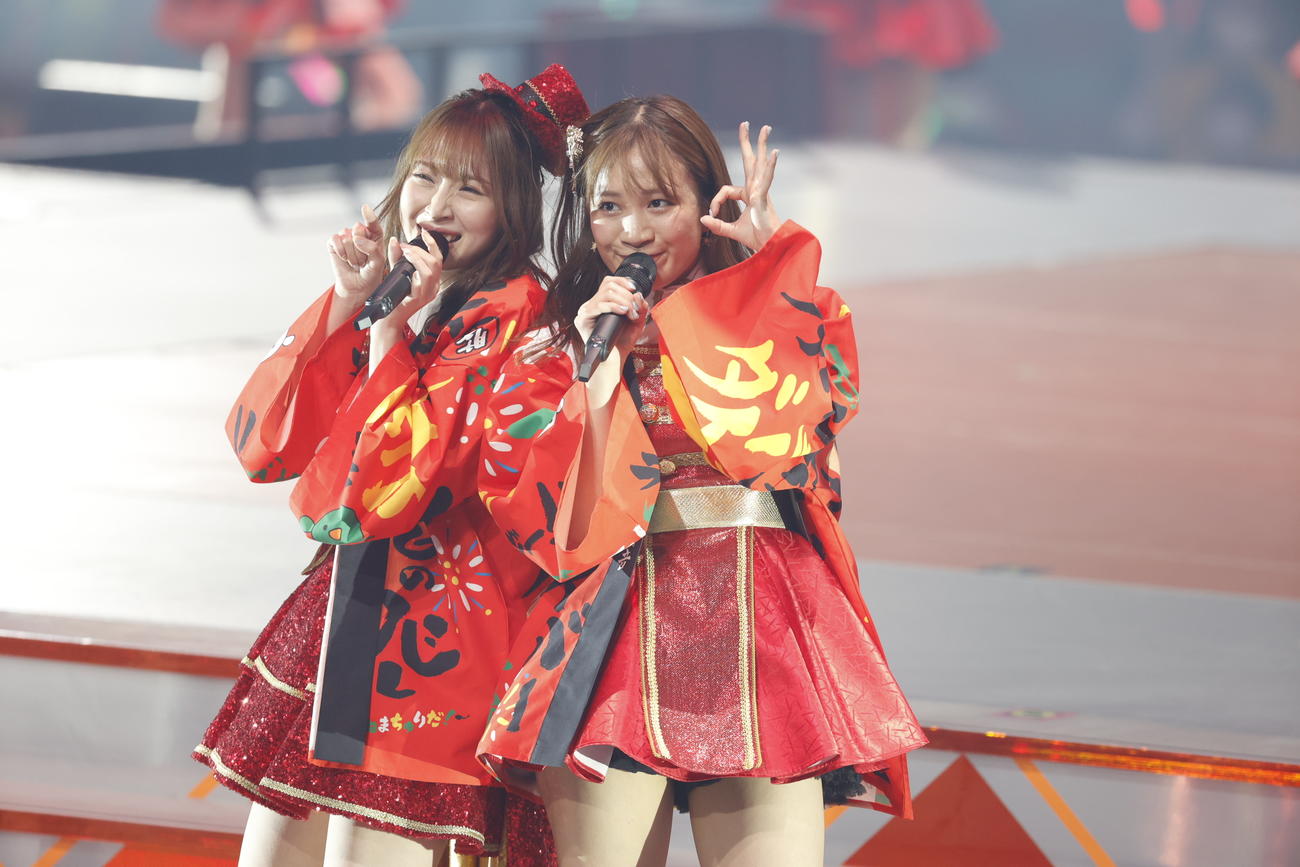 約1年1カ月越しの卒業コンサートで歌う高柳明音（左）。右は斉藤真木子（c）2021 Zest,Inc.／AEI