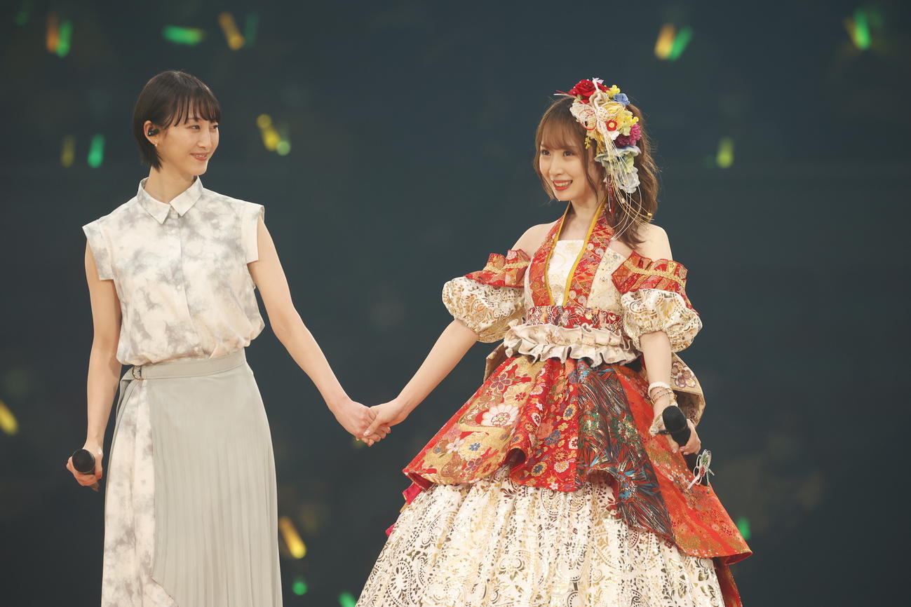 卒業コンサートにサプライズで登場した松井玲奈（左）と手をつなぐ高柳明音（c）2021 Zest,Inc.／AEI