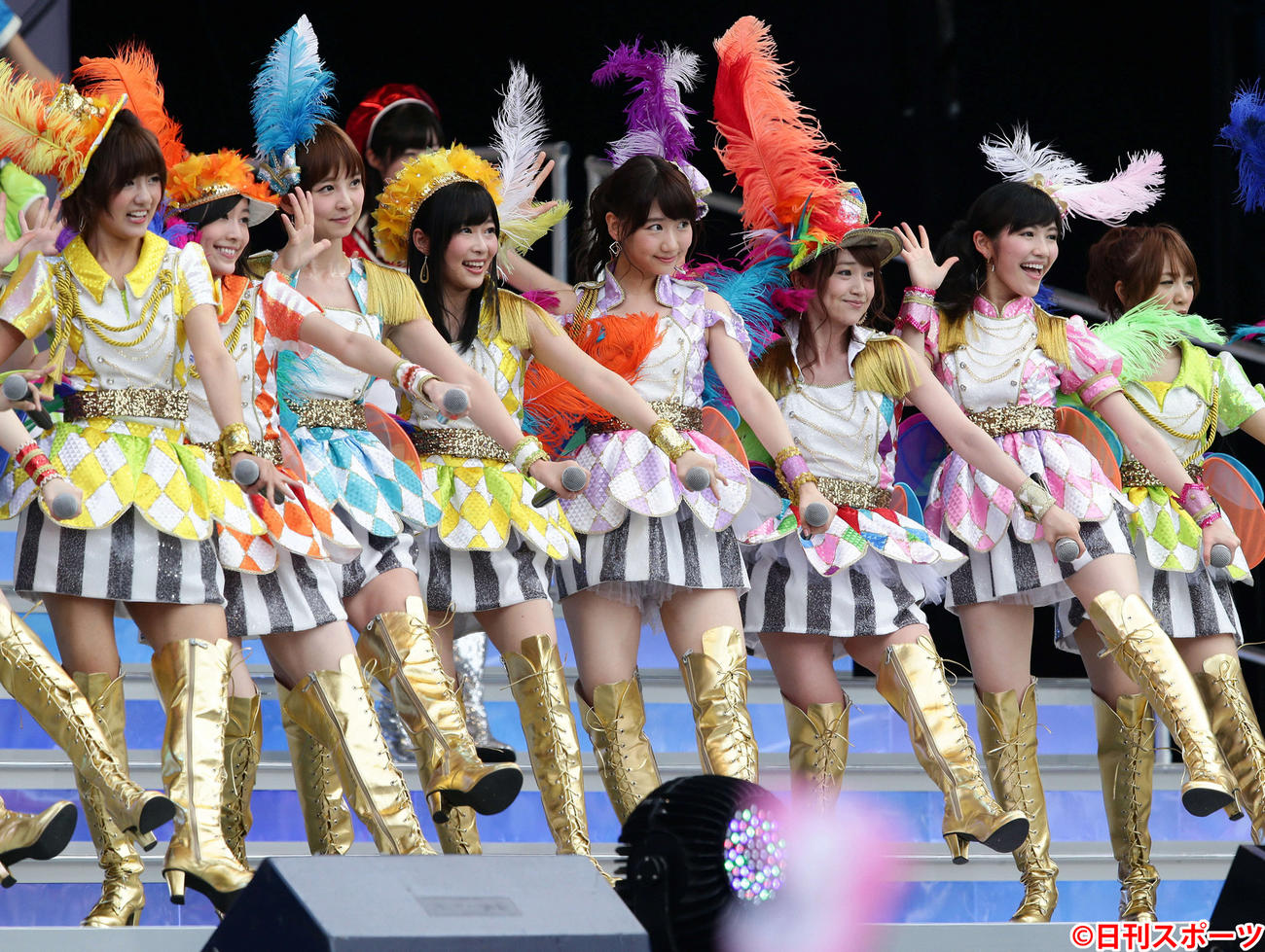 第5回AKB48選抜総選挙開票イベント　ライブで熱唱する、左から宮沢佐江、松井珠理奈、篠田麻里子、指原莉乃、柏木由紀、大島優子、渡辺麻友、高橋みなみ（2013年6月8日撮影）