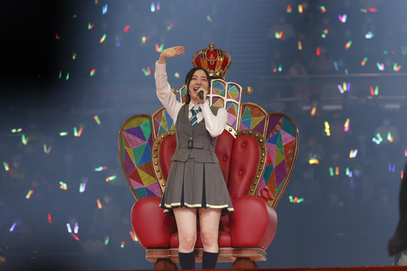 卒業コンサート昼公演で選抜総選挙1位のいすに座り「センチメンタルトレイン」を歌う松井珠理奈（C）2021 Zest,Inc.／AEI