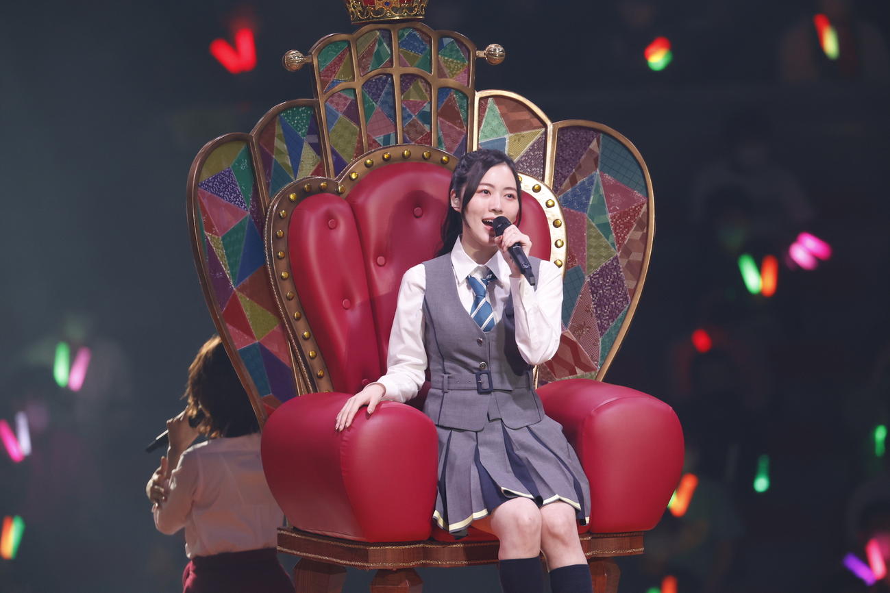 卒業コンサート昼公演で選抜総選挙1位のいすに座り「センチメンタルトレイン」を歌う松井珠理奈（C）2021 Zest,Inc.／AEI