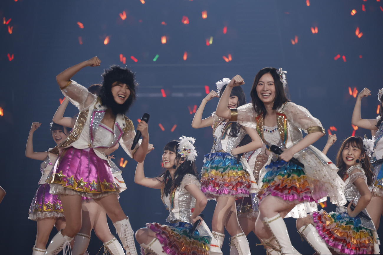 卒業コンサート夜公演の「ウッホウッホホ」でゴリラ役の山内鈴蘭（左）と笑顔の松井珠理奈（C）2021 Zest,Inc.／AEI