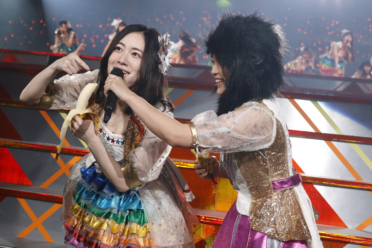 卒業コンサート夜公演の「ウッホウッホホ」でゴリラ役の山内鈴蘭（右）と笑顔の松井珠理奈（C）2021 Zest,Inc.／AEI
