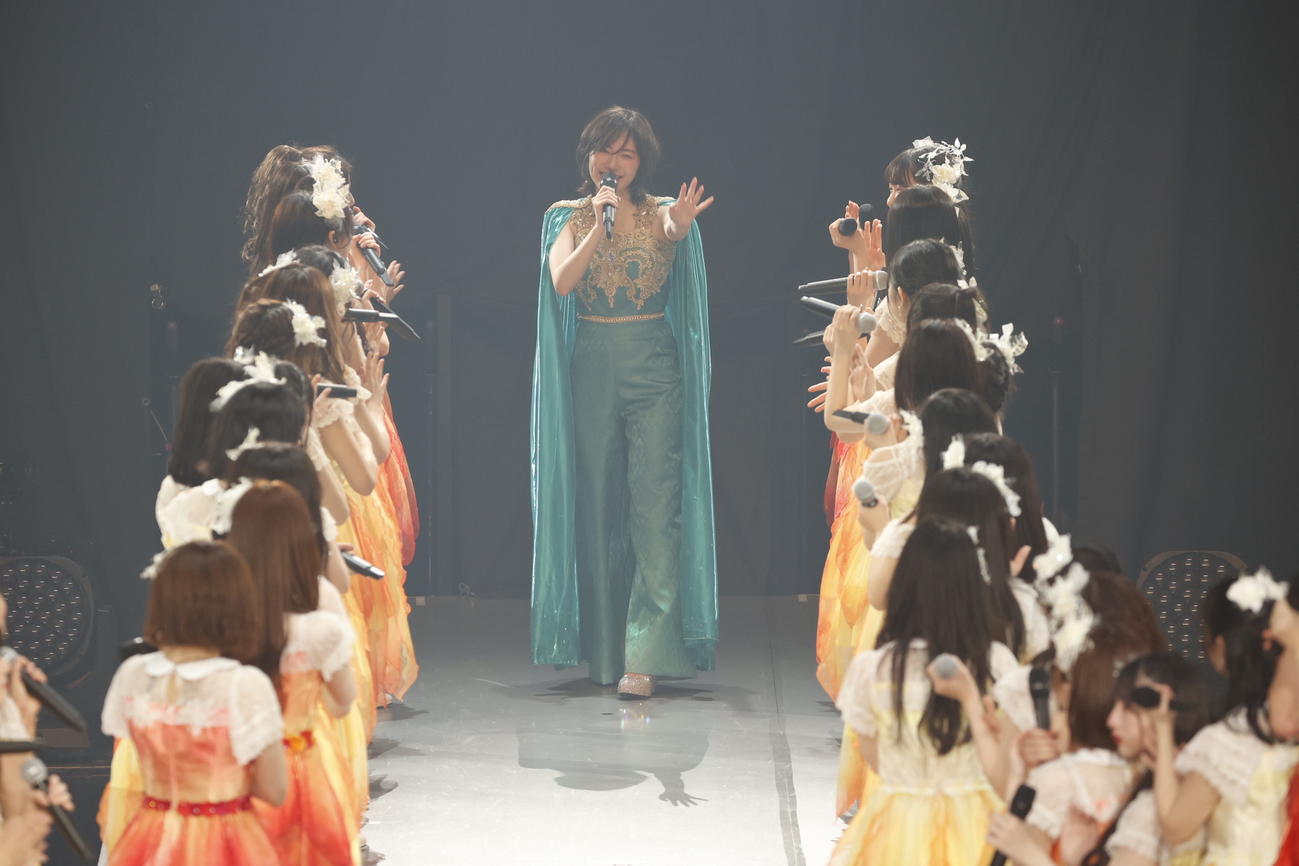 卒業コンサート夜公演でメンバーに手を振って別れを告げる松井珠理奈（中央）（C）2021 Zest,Inc.／AEI