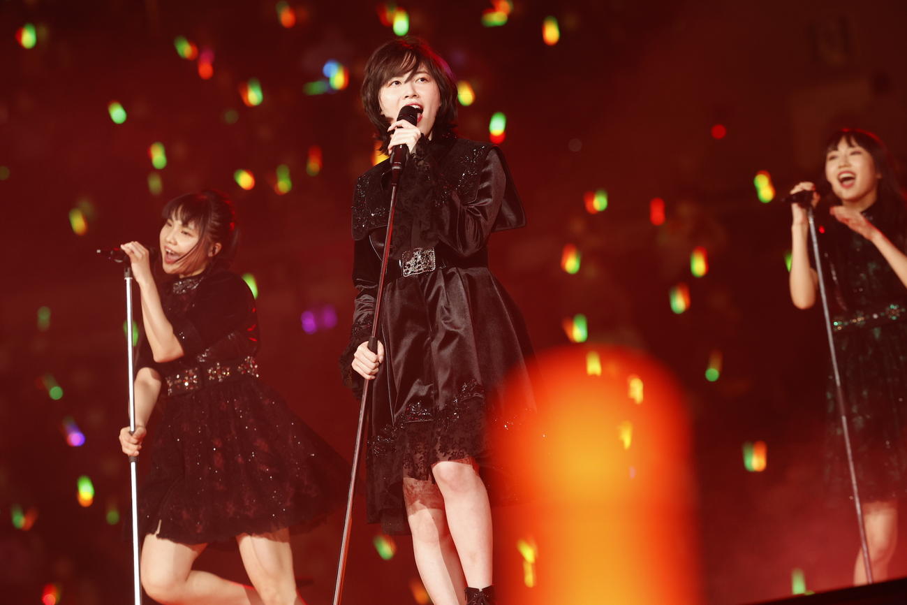 卒業コンサート夜公演中にショートカットにするサプライズを見せた松井珠理奈（中央）（C）2021 Zest,Inc.／AEI