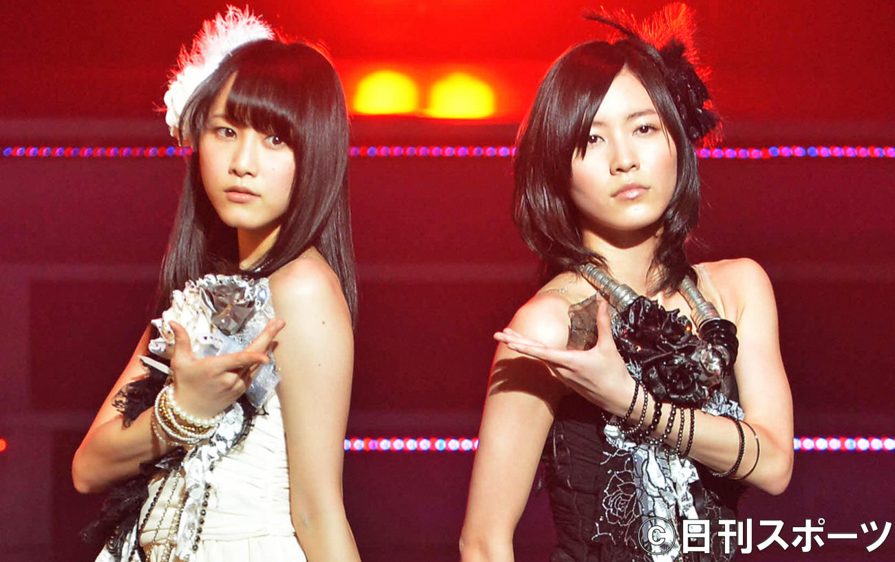 「ＴＷＯ　ＲＯＳＥＳ」を熱唱するSKE48の松井玲奈（左）と松井珠理奈（2013年1月25日撮影）
