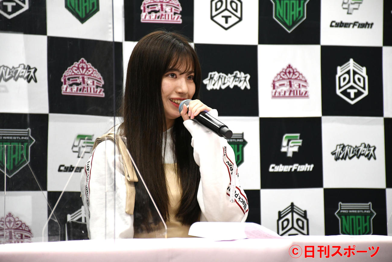 「東京女子プロレス」に本格参戦することが決まり会見するSKE48荒井優希（撮影・大友陽平）