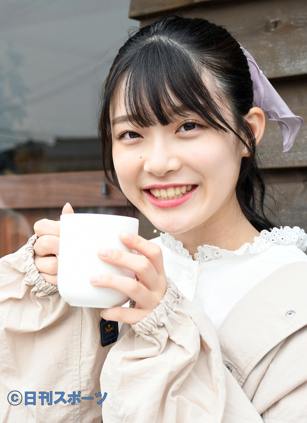 「アリエールグー」を訪れ笑顔の小越春花（撮影・大友陽平）