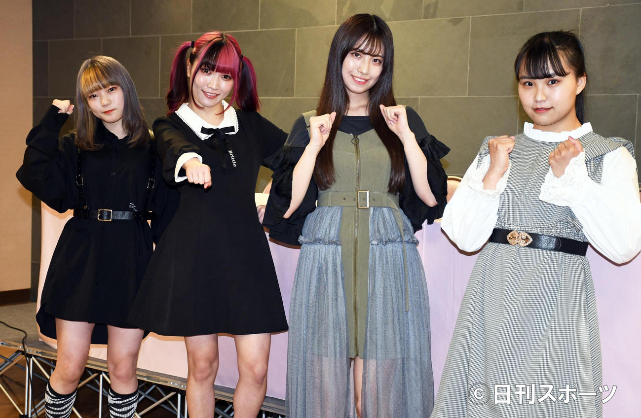 「東京女子プロレス」でのデビュー戦カードが決まりポーズを決めるSKE48荒井優希（右から2人目）。左から遠藤有栖、伊藤麻希、1人おいて渡辺未詩（撮影・大友陽平）