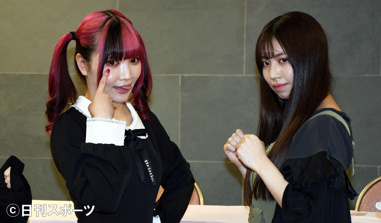 「東京女子プロレス」でのデビュー戦カードが決まりポーズを決めるSKE48荒井優希（右）。左は伊藤麻希（撮影・大友陽平）